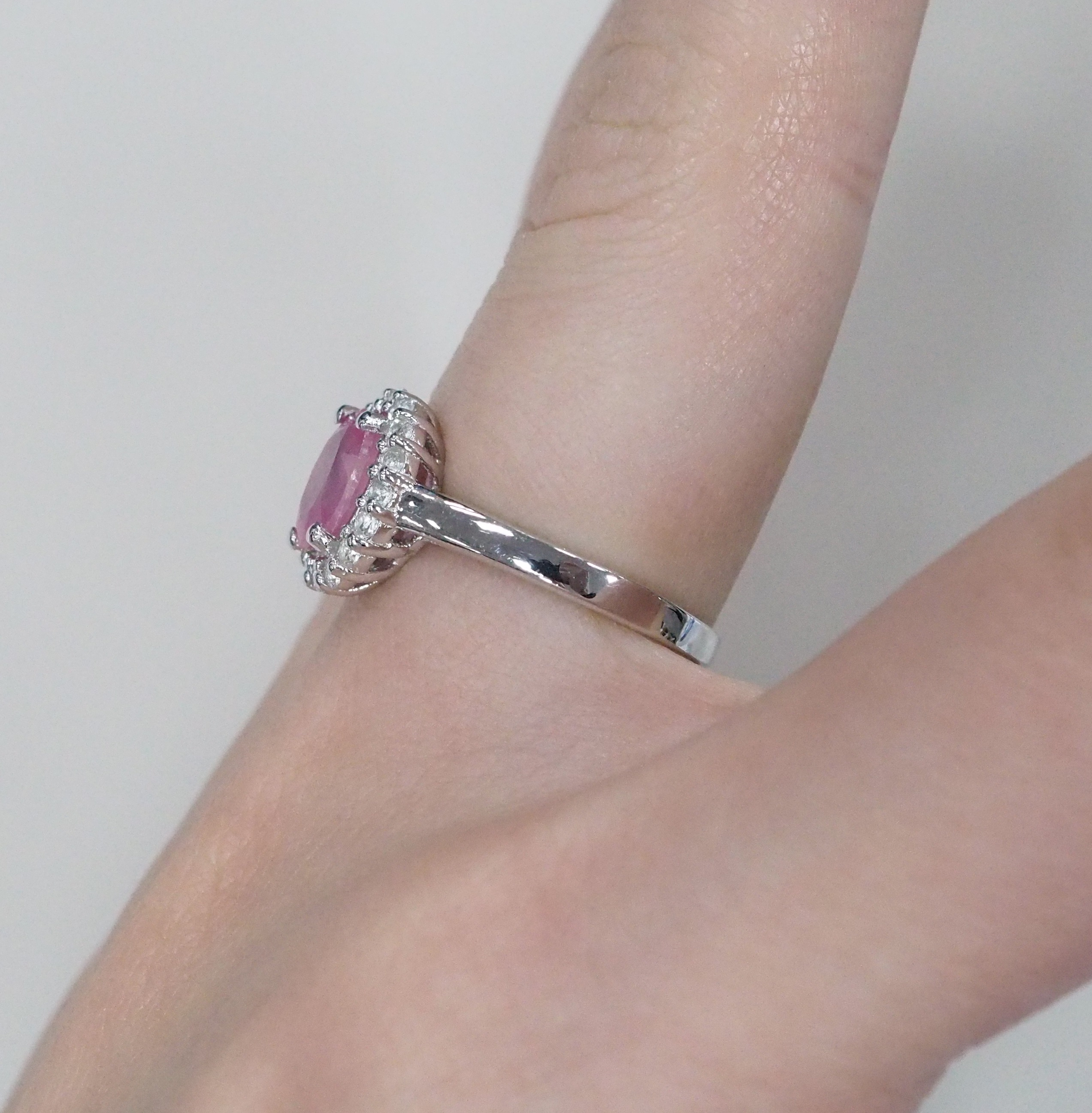 Серебряное кольцо с розовым сапфиром